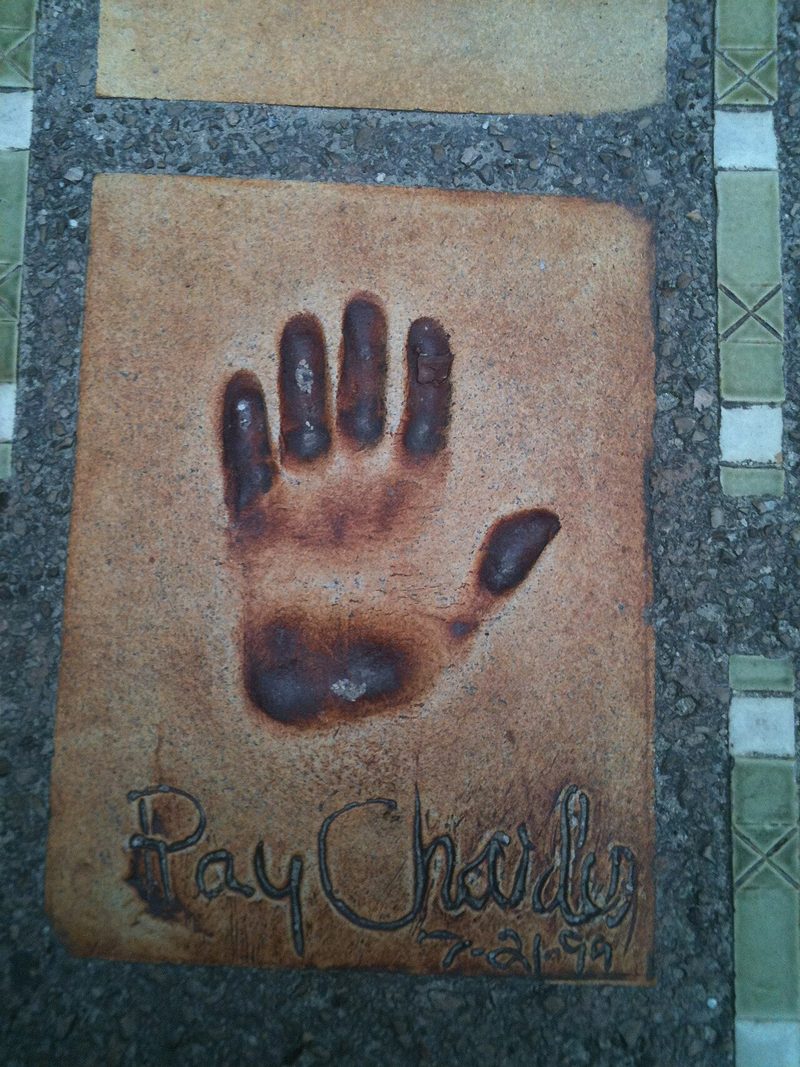 Dalle portant l'empreinte de la main de Ray Charles et sa signature datée du 21 juillet 1999