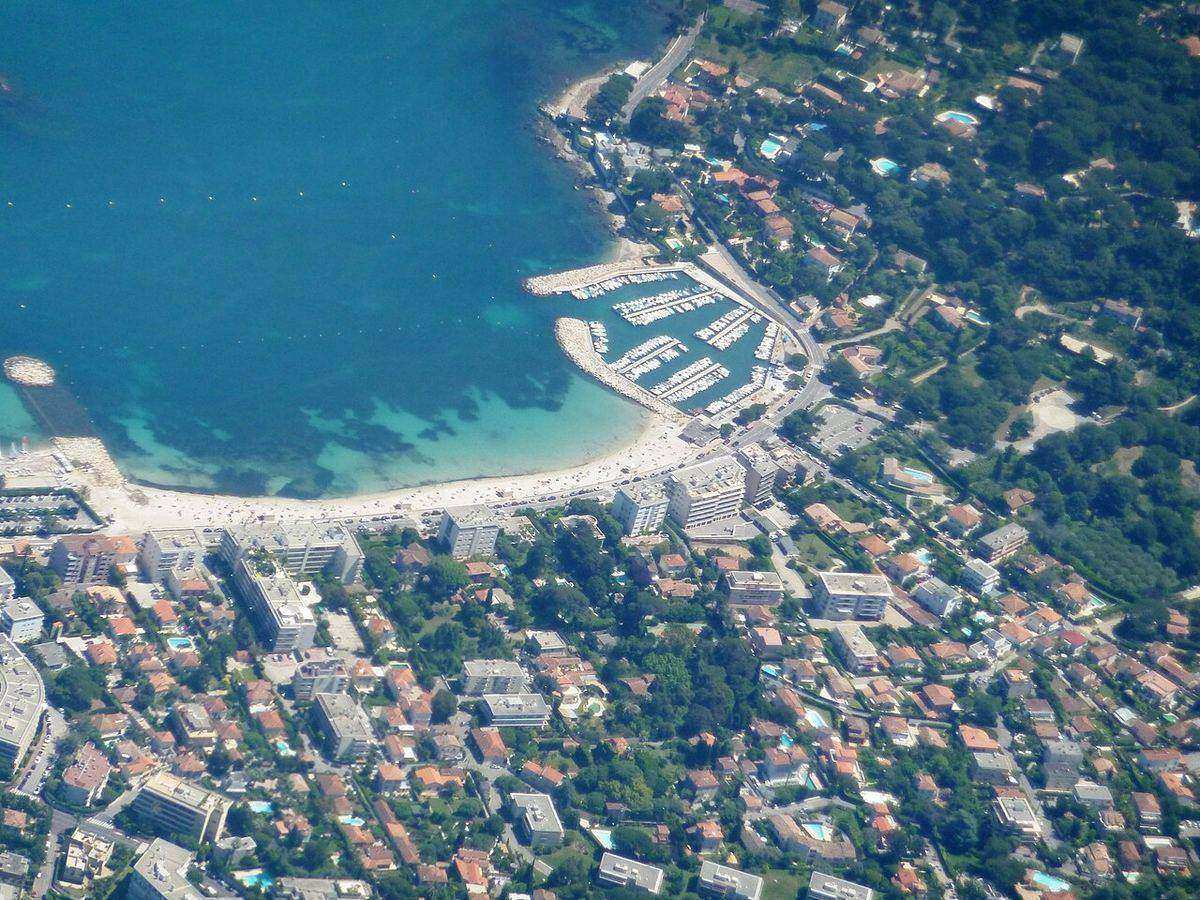 La plage de la Salis à Antibes, avec la vieille ville en arrière-plan