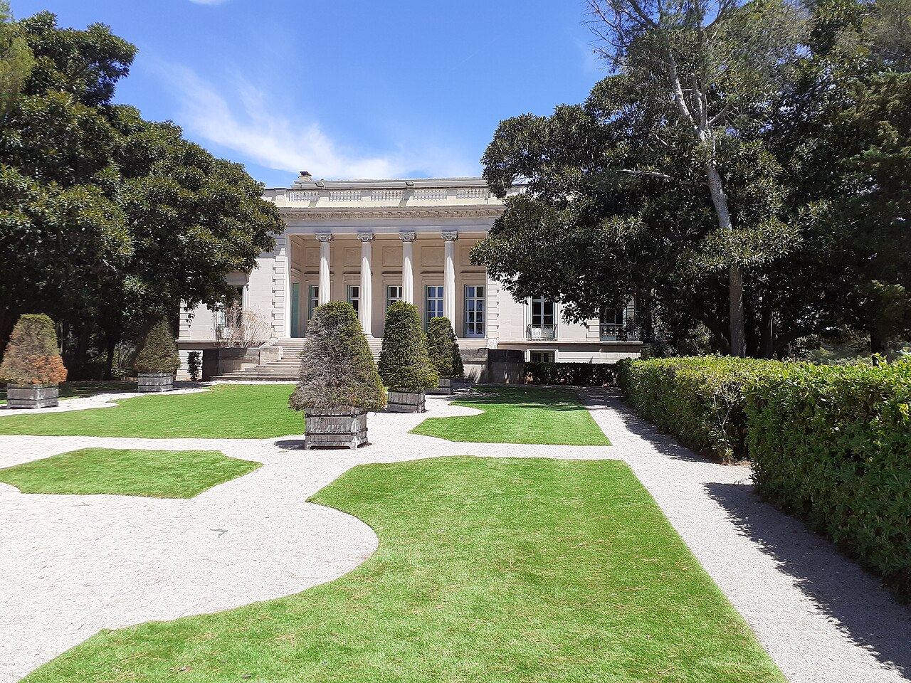 Le jardin à la française devant la villa Eilenroc, avec ses pelouses, ses allées de gravier et ses ifs taillés
